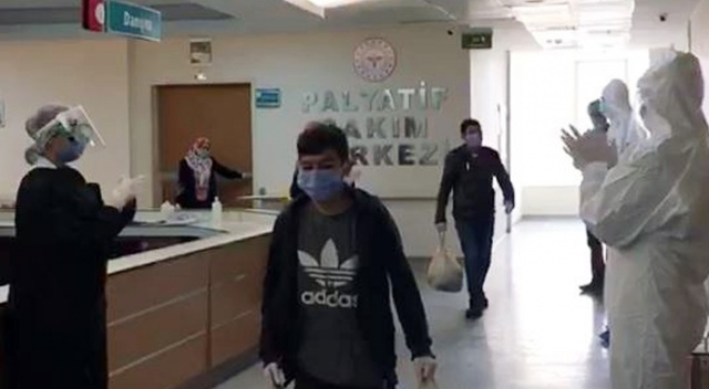 Aynı aileden 10 kişi koronayı yenerek alkışlarla taburcu oldu