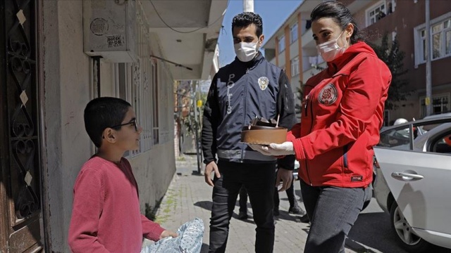 Bağcılar'da 23 Nisan'da doğan çocuklara oyuncak hediye edildi Bağcılar'da 23 Nisan'da doğan çocuklara oyuncak hediye edildi