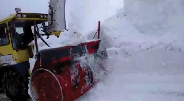 Bahar ayında şaşırtan tablo! Kar kalınlığının 7-8 metre olduğu bölgede yol açma çalışması başlatıldı