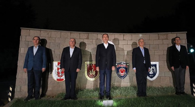 Bakan Akar ve TSK Komuta Kademesi, Mehmetçikle İstiklal Marşı okudu Bakan Akar ve TSK Komuta Kademesi, Mehmetçikle İstiklal Marşı okudu