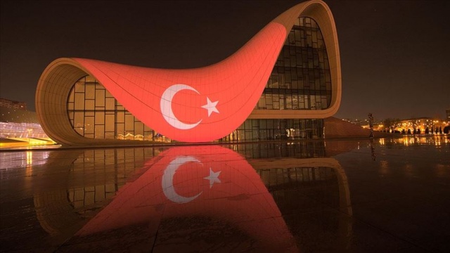 Bakü'deki Haydar Aliyev Merkezinin dış cephesine Türk bayrağı yansıtıldı Bakü'deki Haydar Aliyev Merkezinin dış cephesine Türk bayrağı yansıtıldı