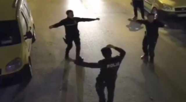 Balkondaki vatandaşlar çaldı, polisler oynadı Balkondaki vatandaşlar çaldı, polisler oynadı