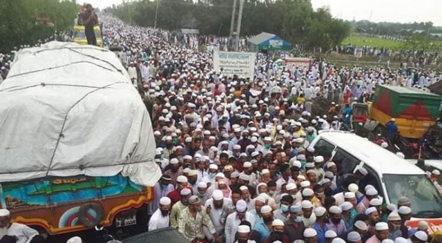 Bangladeş'te binlerce kişi salgına rağmen cenaze törenine katıldı