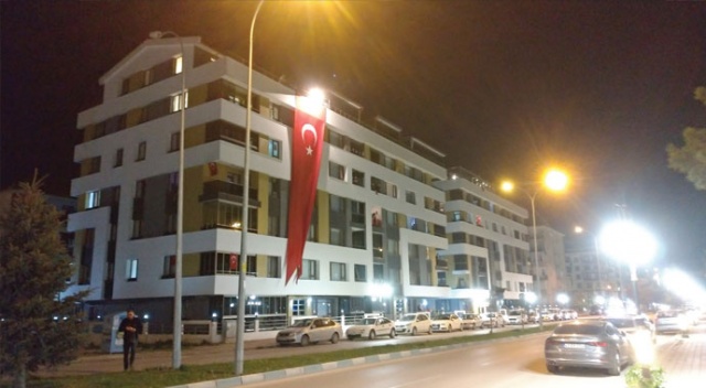 Bayrakları astılar, hep bir ağızdan İstiklal Marşı'nı okudular Bayrakları astılar, hep bir ağızdan İstiklal Marşı'nı okudular