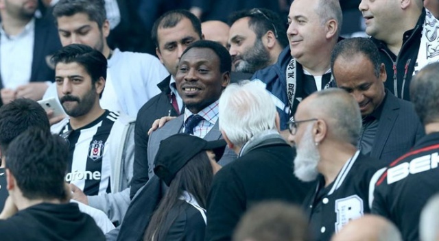 Beşiktaşlı eski futbolcu Amokachi ülkesi Nijerya&#039;da ihtiyaç sahiplerine yardım dağıtıyor