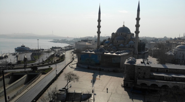 Boş kalan Eminönü Meydanı havadan görüntülendi Boş kalan Eminönü Meydanı havadan görüntülendi