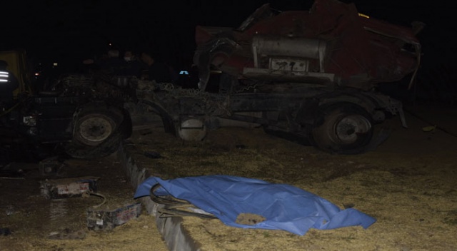 Burdur&#039;da arpa yüklü tır yoldan çıkıp refüje girdi: 1 ölü