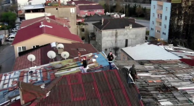Çatıya çıkan gençler, polis drone'unu karşılarında görünce şaşkına döndü! Çatıya çıkan gençler, polis drone'unu karşılarında görünce şaşkına döndü!