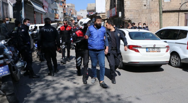 Cezadan kurtulmak için polise saldırdılar