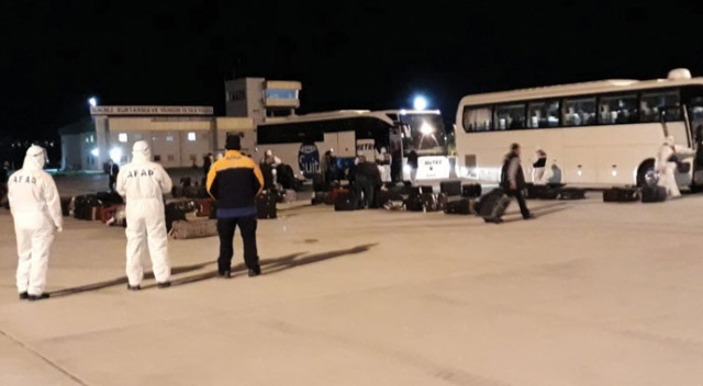 Cezayir'den getirilen 144 Türk vatandaşı Konya'da yurda yerleştirildi Cezayir'den getirilen 144 Türk vatandaşı Konya'da yurda yerleştirildi