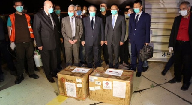 Çin'in Suriye'ye gönderdiği iki kolilik test kiti yardımı alay konusu oldu Çin'in Suriye'ye gönderdiği iki kolilik test kiti yardımı alay konusu oldu