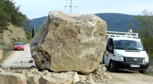 Dağdan düşen kaya parçası 4 köye giden yolu kapattı Dağdan düşen kaya parçası 4 köye giden yolu kapattı