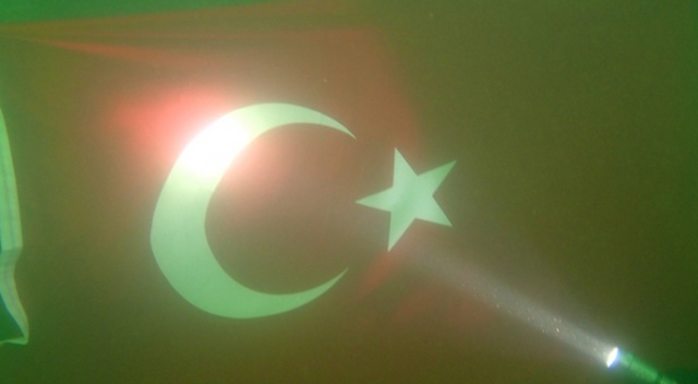 Dalgıçlar, baraj gölünün 30 metre altında Türk bayrağı açtı