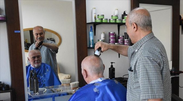 Danimarka'da kuaförler işbaşı yaptı Danimarka'da kuaförler işbaşı yaptı