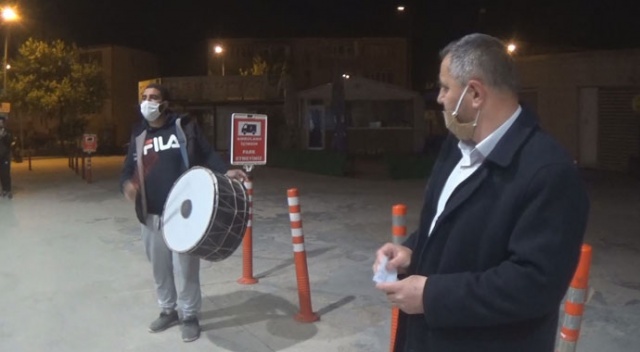 Davulcu çaldı, muhtar sağlık çalışanları için söyledi