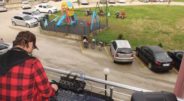 DJ evinin balkonundan dışarı çıkamayan gençler için çaldı DJ evinin balkonundan dışarı çıkamayan gençler için çaldı