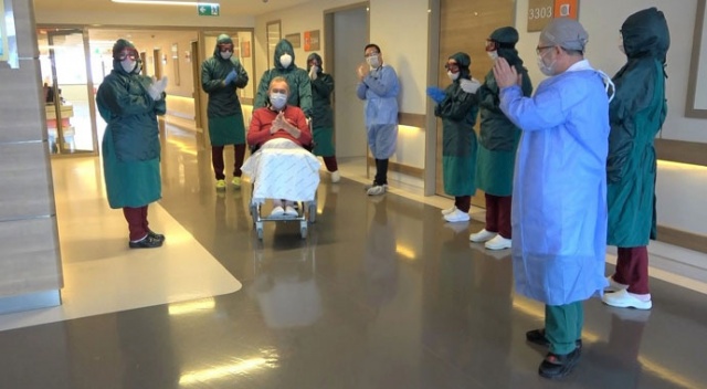 Doktorların umudunu kestiği korona hastası alkışlarla taburcu oldu