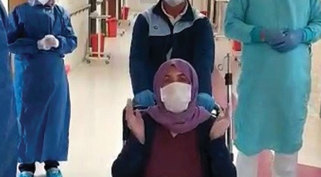Elazığ&#039;da koronayı yenen hasta alkışlarla taburcu edildi