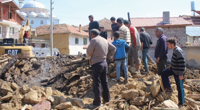 Elektrik kablosundan çıkan yangın 2 çocuklu aileyi evsiz bıraktı
