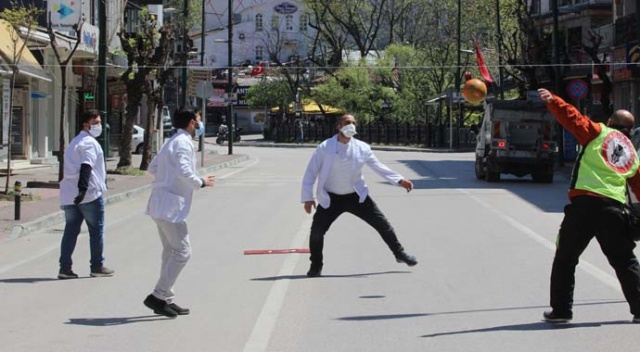 En işlek caddeye ip gerip voleybol oynadılar