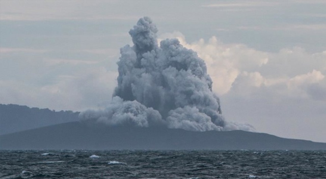Endonezya'da Anak Krakatau Yanardağı patladı Endonezya'da Anak Krakatau Yanardağı patladı