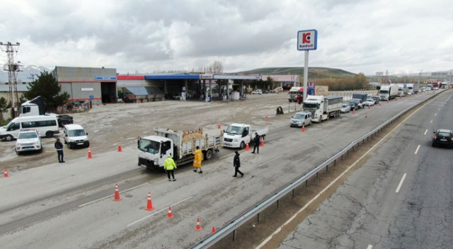 Erzurum’a sahte izin belgesi ile giriş yapmak isteyen 90 kişiye ceza kesildi