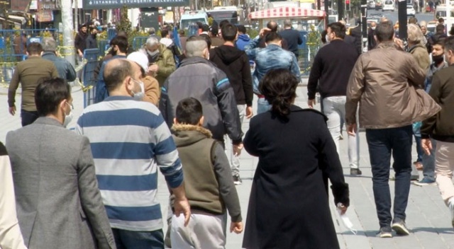 Esenyurt'ta kısıtlamanın ardından vatandaşlar sokakları doldurdu Esenyurt'ta kısıtlamanın ardından vatandaşlar sokakları doldurdu