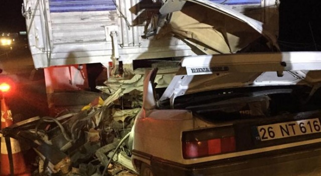 Eskişehir'de otomobille kamyon çarpıştı: 1 ölü Eskişehir'de otomobille kamyon çarpıştı: 1 ölü