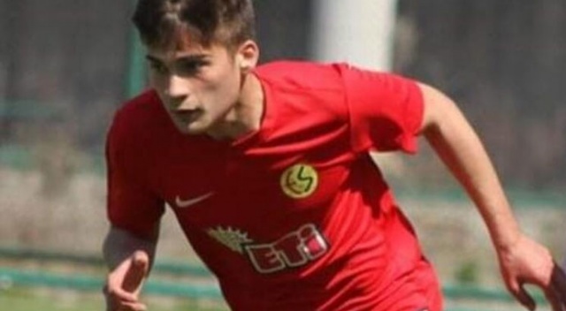 Eskişehirspor'un 20 yaşındaki futbolcusu Kaan Öztürk hayatını kaybetti Eskişehirspor'un 20 yaşındaki futbolcusu Kaan Öztürk hayatını kaybetti