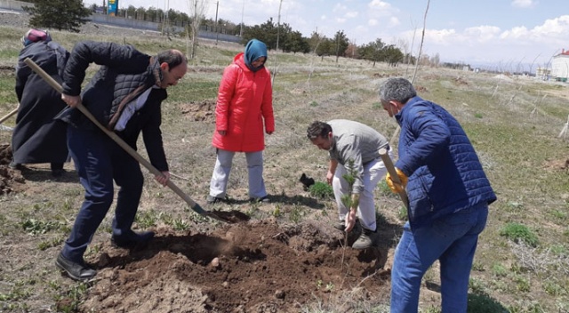 ETÜ’de &quot;Geleceğe Nefes&quot; projesiyle yeni fidanlar toprak ile buluştu
