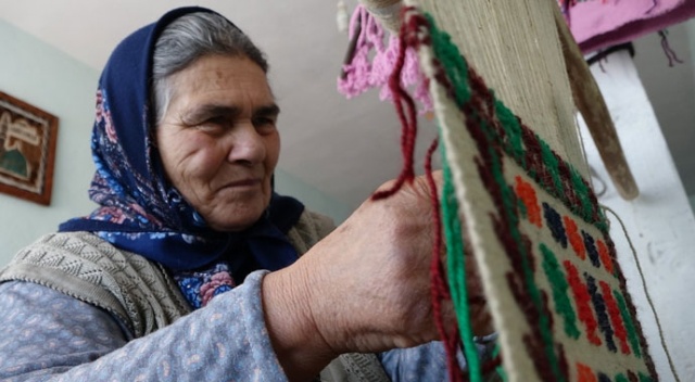 Evde kalan Dudu Teyze 12 yaşında öğrendiği işe yeniden başladı