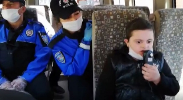 Evde sıkılan down sendromlu çocuğun imdadına polis yetişti