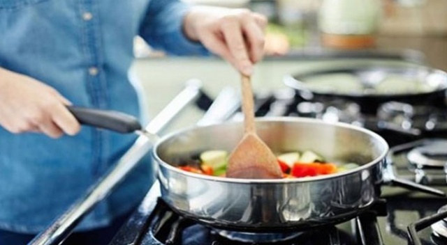Evde yemek yaparken koronavirüse dikkat! Nelere dikkat edilmeli?