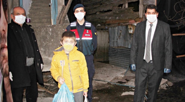 Evden çıkamayan çocuk, &#039;yasal hakkım&#039; diyerek jandarmadan cips istedi