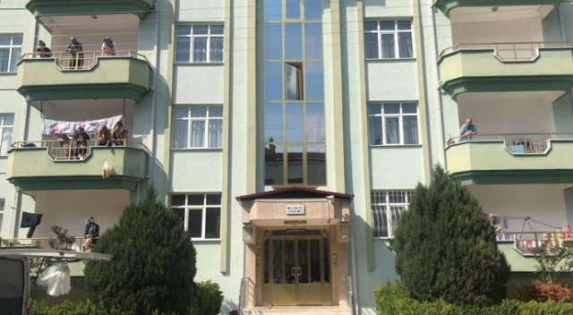 Eve kapananlar pencere ve balkondan sohbet etti Eve kapananlar pencere ve balkondan sohbet etti