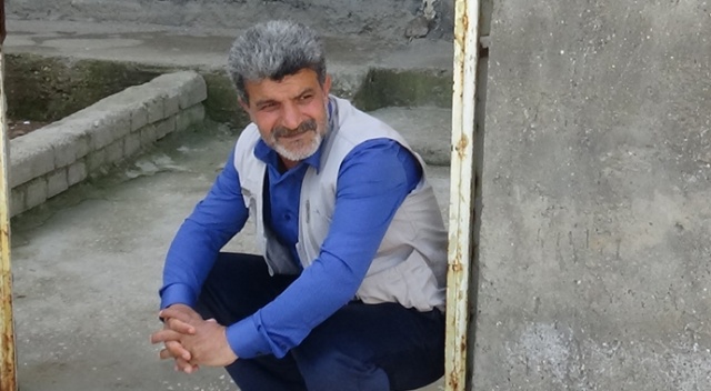 Evlat nöbetine gidemeyen baba, evinin kapısının önünde oğlunun yolunu gözledi