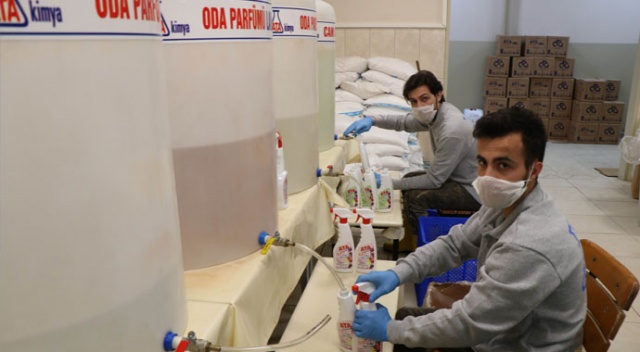 Fabrika gibi okul Türkiye’ye dezenfektan üretiyor