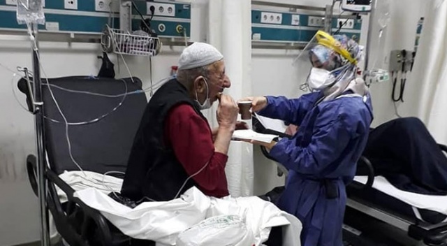 Fedakar doktor kendi orucunu açmadan önce hastasına yemek yedirdi Fedakar doktor kendi orucunu açmadan önce hastasına yemek yedirdi