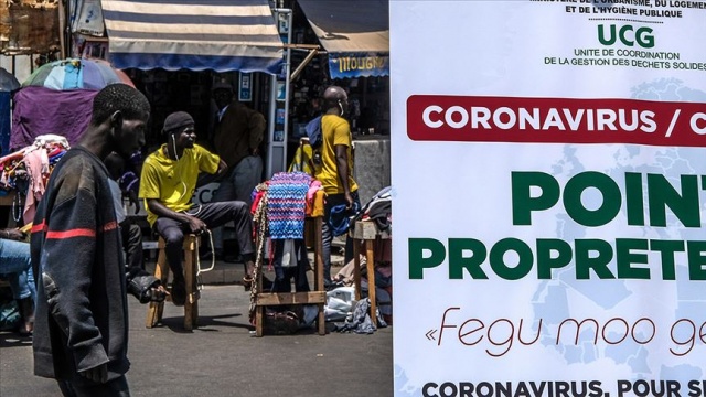 Fransa&#039;da Covid-19 aşısının Afrika&#039;da denenmesini isteyen doktorlara tepki