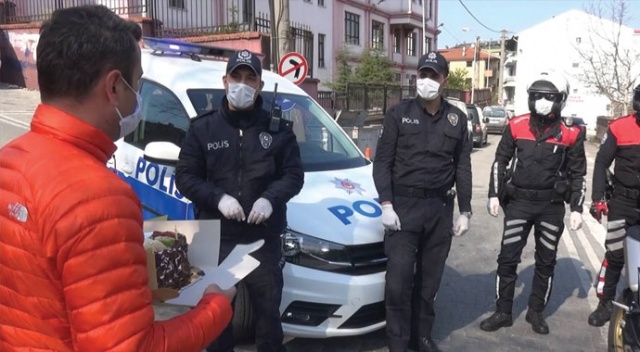 Gazetecilerden polis ekiplerine sürpriz kutlama