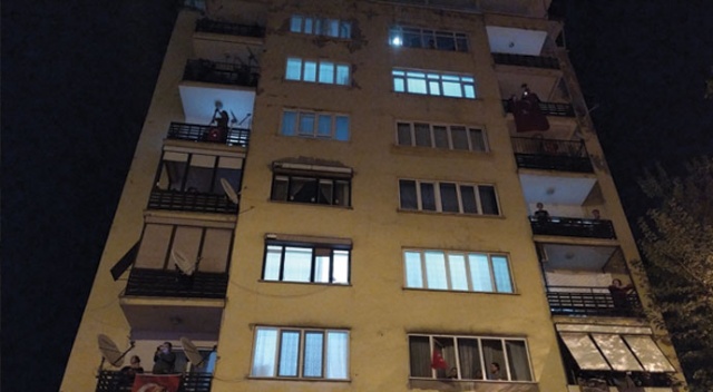 Gece vakti verilen balkon konseri büyük ilgi gördü