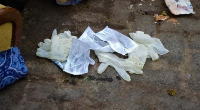 Gelişigüzel atılan maske ve eldivenler virüs riskini artırıyor Gelişigüzel atılan maske ve eldivenler virüs riskini artırıyor
