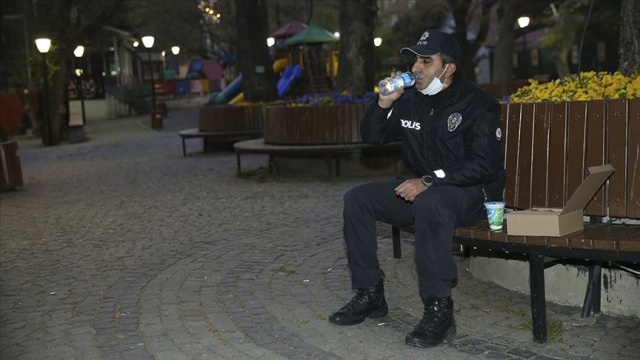 Görev başındaki polisler iftarlarını kumanya ile açtı Görev başındaki polisler iftarlarını kumanya ile açtı
