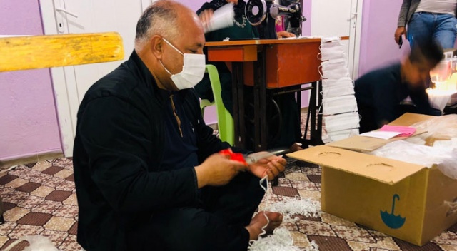 Gündüz belediye başkanlığı yapıyor, gece maske dikiyor Gündüz belediye başkanlığı yapıyor, gece maske dikiyor