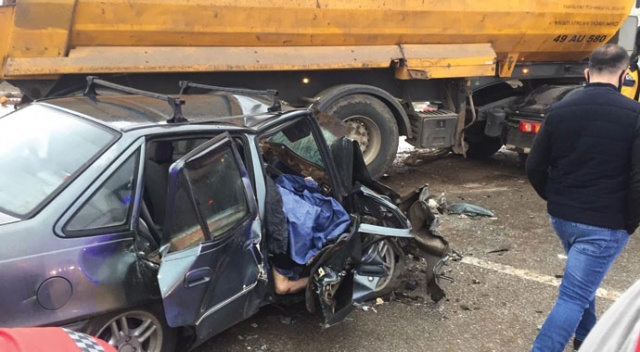 Hafriyat kamyonu ile otomobil çarpıştı: 1 ölü, 3 yaralı Hafriyat kamyonu ile otomobil çarpıştı: 1 ölü, 3 yaralı