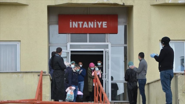Hakkari'de Covid-19 tedavisi tamamlanan 3 kişilik aile alkışlarla taburcu edildi Hakkari'de Covid-19 tedavisi tamamlanan 3 kişilik aile alkışlarla taburcu edildi