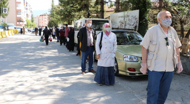 Halk pazarında 'korona' kuyruğu Halk pazarında 'korona' kuyruğu