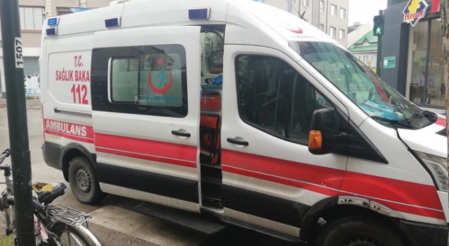 Hasta taşıyan ambulans otomobil ile çarpıştı Hasta taşıyan ambulans otomobil ile çarpıştı