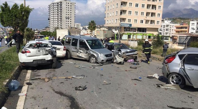 Hatay'da freni boşalan tır çok sayıda araca çarparak durabildi: 5 ölü 21 yaralı Hatay'da freni boşalan tır çok sayıda araca çarparak durabildi: 5 ölü 21 yaralı