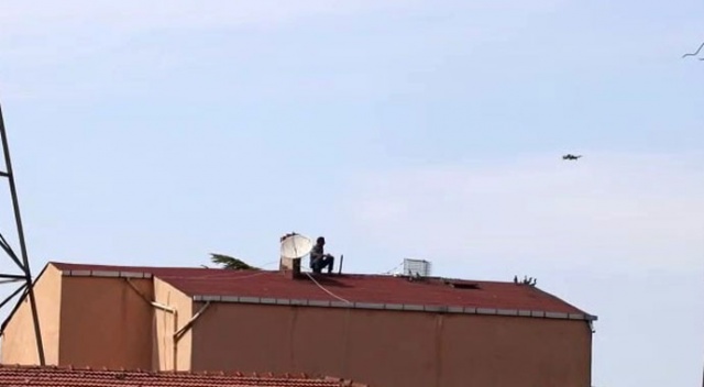 Hava almak için çatıya çıktı, karşısında polis dronesini görünce şaşkına döndü Hava almak için çatıya çıktı, karşısında polis dronesini görünce şaşkına döndü